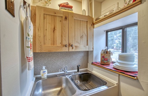Lyons Cabin | Charming Riverside Studio — Couples’ Getaway