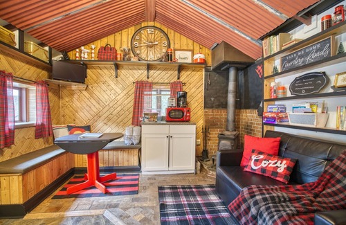 Lyons Cabin | Charming Riverside Studio — Couples’ Getaway