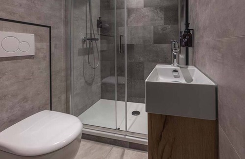 Krachtighuizen Hotel | Charming Room in the Woods – Ideal for Couples' Getaway