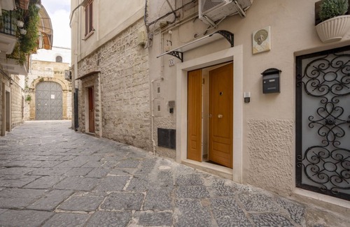 Old Town Apartment | Charming room of about 40 square meters, ideal for two people, located on the ground floor of a historic building (there is a small step at the entrance). Furnished with taste and attention to detail, it offers a warm and suggestive atmosphere, embellish