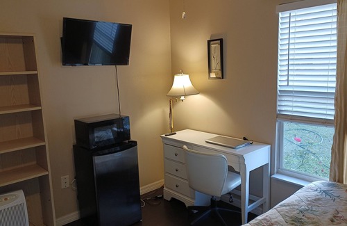 Lakeland Apartment | Charming Room- Studionn with AC and WiFi in soothing Lakeland