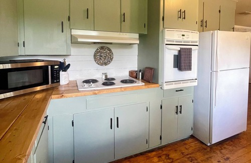 Starkville House | Charming Rustic Farmhouse on 7 acres less than 3 miles from MSU Campus