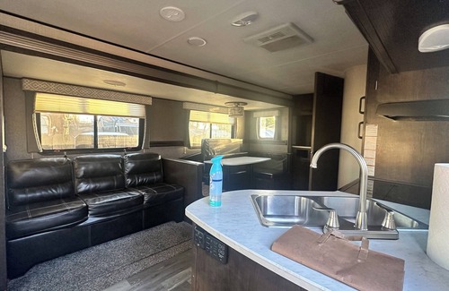 Delhi House | Charming RV with AC in Delhi for a cozy getaway