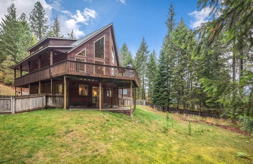 Sagle House | Charming Secluded 3-bedroom house in Sagle ID close to Lake and Schweitzer Ski
