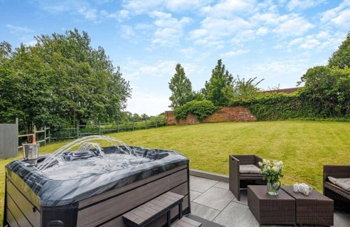Shifnal Apartment | Charming Shropshire farmhouse with garden and hot tub