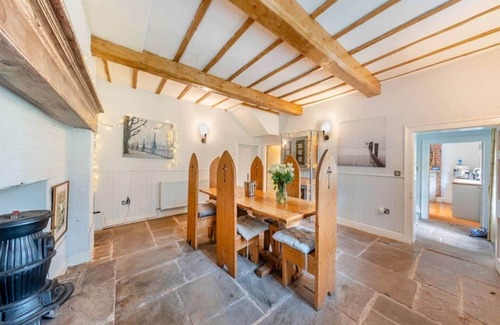 Shifnal Apartment | Charming Shropshire farmhouse with garden and hot tub