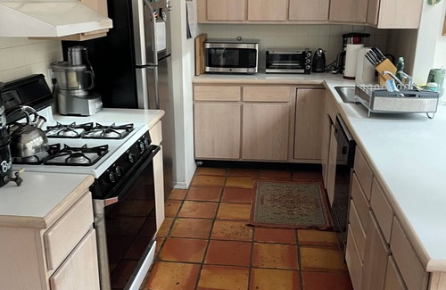 Clearwater Beach House | Charming Six Bedroom House Minutes Away from the East Hampton Beaches