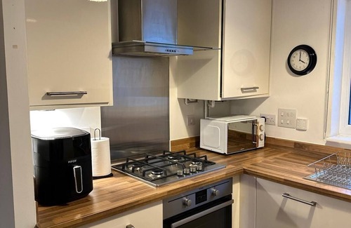 Sittingbourne Apartment | Charming Smart 1-bedroom apartment close to Sheerness beach/ WiFi and parking