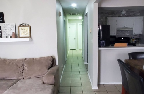 Brownsville House | Charming & Spacious 4-bedroom homr with AC, WiFi, Lots of Parking in Brownsville
