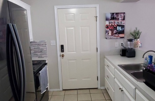 Brownsville House | Charming & Spacious 4-bedroom homr with AC, WiFi, Lots of Parking in Brownsville