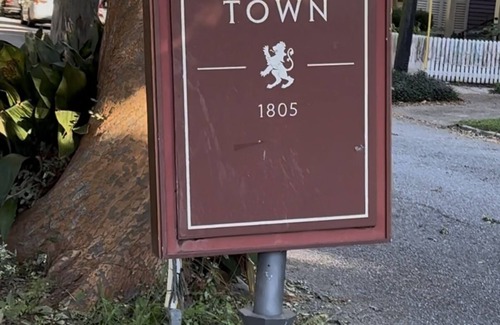Spanish Town Historic District Condo | Charming Spanish Town Chalet centrally located for Baton Rouge food and fun