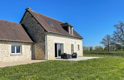 La Mesniere Cottage | Charming stone house with WiFi and large garden, near Mortagne-au-Perche