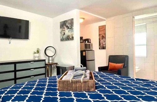 Northeast Miami House | Charming Studio-Free Parking