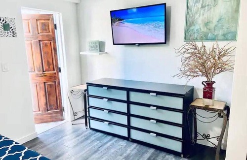 Northeast Miami House | Charming Studio-Free Parking