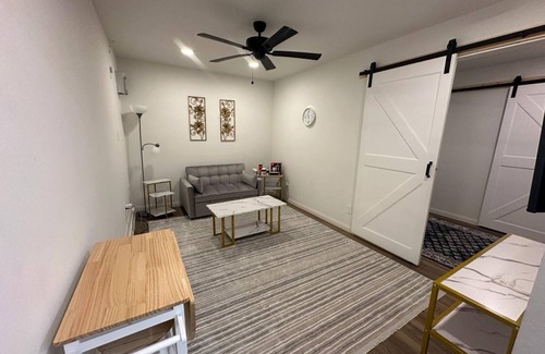 Greenacres Apartment | Charming studio in wonderful Bakersfield with AC, WiFi