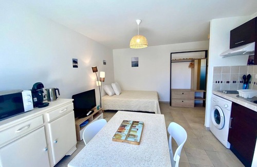 Meze Apartment | Charming Studio with Terrace Near Château Girard Park in Mèze