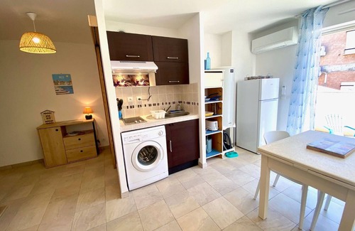 Meze Apartment | Charming Studio with Terrace Near Château Girard Park in Mèze