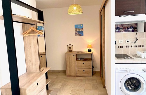 Meze Apartment | Charming Studio with Terrace Near Château Girard Park in Mèze