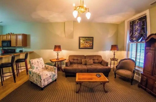 Glendale Apartment | Charming suiteThe Van Cleve-King bed-Spacious