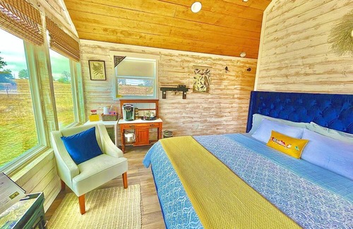 Dripping Springs Cabin | Charming Texas Tree House with Tranquil Views Ideal for Glamping near Austin