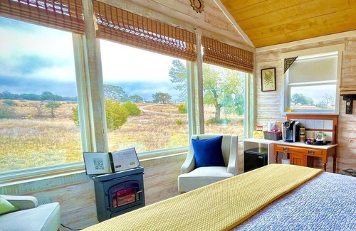 Dripping Springs Cabin | Charming Texas Tree House with Tranquil Views Ideal for Glamping near Austin