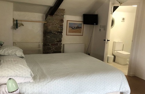 Hope-Cove House | Charming thatched seaside cottage right next to the beach