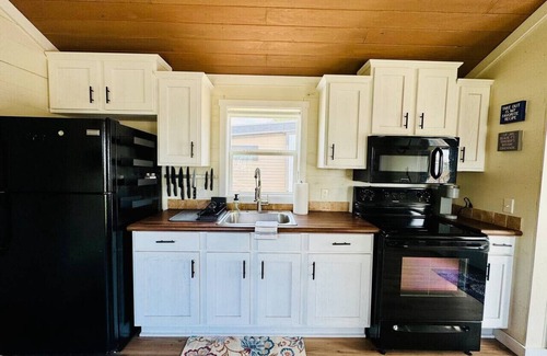 Austin House | Charming Tiny Home Getaway | Pool & Hot Tub