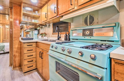 Plant City Cabin | Charming Tiny Home w/Private Hot Tub!