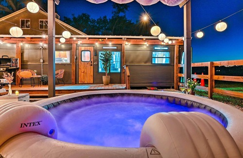 Plant City Cabin | Charming Tiny Home w/Private Hot Tub!