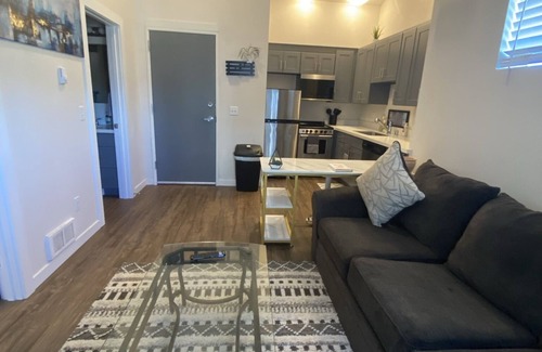 Eastside Condo | Charming Top Floor Condo w/Convenient Freeway Access