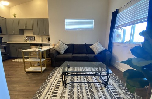 Eastside Condo | Charming Top Floor Condo w/Convenient Freeway Access