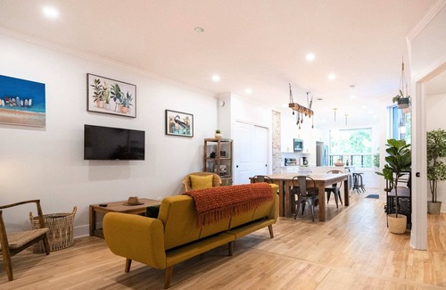 Pointe-Saint-Charles Apartment | Charming Top Floor Pointe-Saint- Charles Apt
