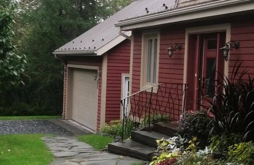 Knowlton House | Charming, totally upgraded 3-bedroom, 2 bathroom home with all the amenities.