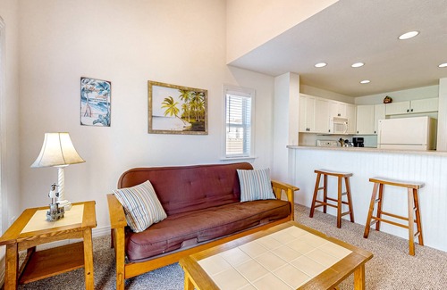 Bermuda Bay House | Charming townhouse - Community pool, gym & balcony - near golf, parks, & beaches
