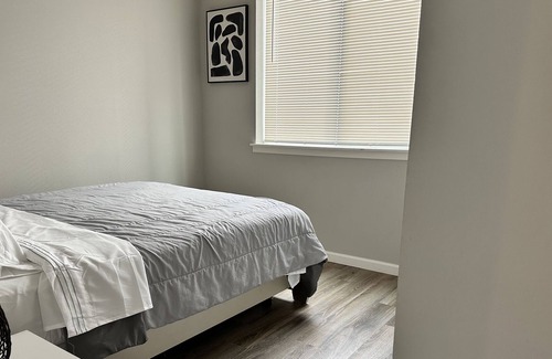 Eastside House | Charming Townhome near Tacoma Dome