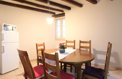 Le Vieil-Bauge Cottage | Charming Townhouse Near Zoo de la Flèche - Family-Friendly with Terrace & Parking