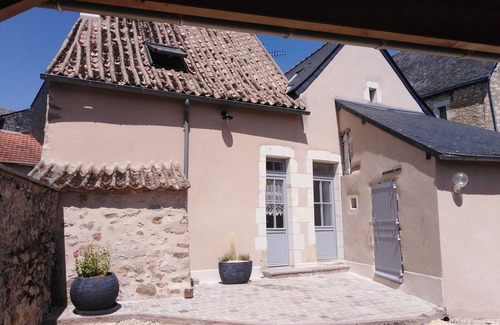 Le Vieil-Bauge Cottage | Charming Townhouse Near Zoo de la Flèche - Family-Friendly with Terrace & Parking