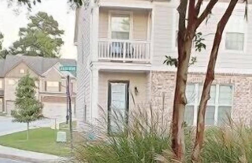 Fairburn House | Charming townhouse near a major highway, close to hartfield Jackson airport.