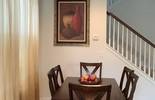 Fairburn House | Charming townhouse near a major highway, close to hartfield Jackson airport.