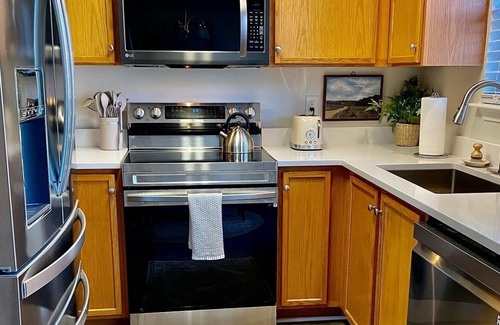 Whitsett House | Charming Townhouse Near The Elon Oaks