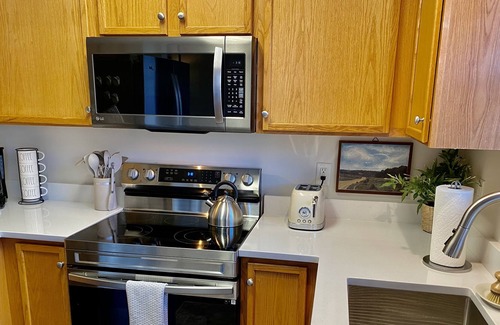 Whitsett House | Charming Townhouse Near The Elon Oaks