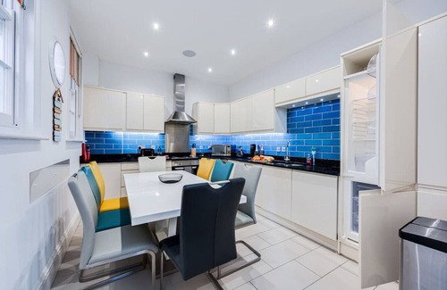 Ramsgate House | Charming Townhouse Seaside Balcony Smart TVs Fast Wifi