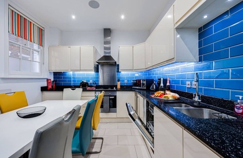Ramsgate House | Charming Townhouse Seaside Balcony Smart TVs Fast Wifi