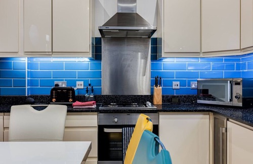 Ramsgate House | Charming Townhouse Seaside Balcony Smart TVs Fast Wifi