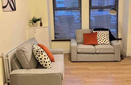 Queens Quarter House | Charming Townhouse, Sleeps 8!