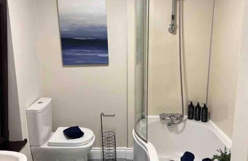 Queens Quarter House | Charming Townhouse, Sleeps 8!