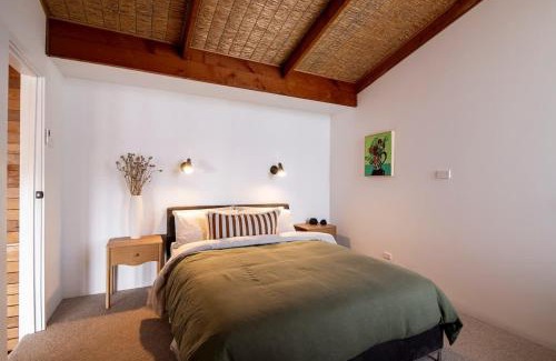 Encounter Bay Ski Chalet | Charming Tree House Short Stroll to the Beach