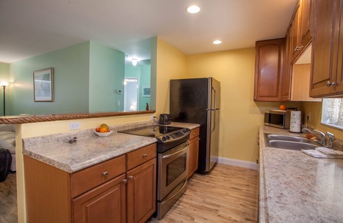 Iona Apartment | Charming Tropical Getaway - A Perfect Central Location. Minutes To The Beach
