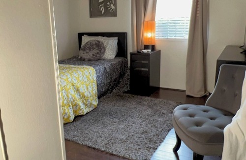 Bonita House | Charming Twin room next the The Clairmont Colleges Cal Poly Pomona