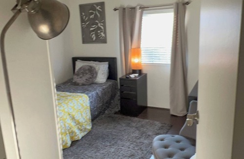 Bonita House | Charming Twin room next the The Clairmont Colleges Cal Poly Pomona